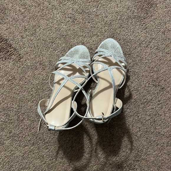 SILVER SPARKLY HEELS. - Picture 3 of 3